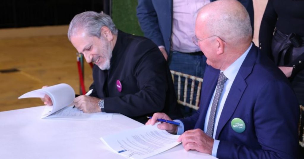 Maroun Chammas signing renewal of ACT Smart 2